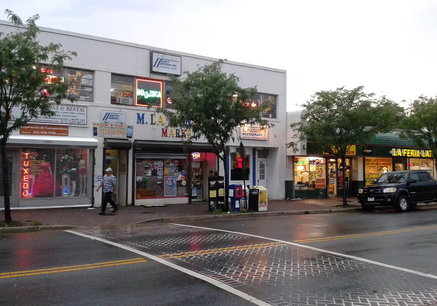 Storefronts along Mount Vernon Avenue in Del Ray